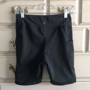 Biker shorts with pockets in black